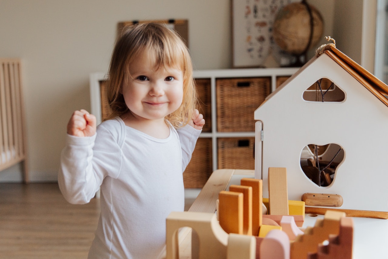 De ce să alegi jucăriile din lemn pentru copil