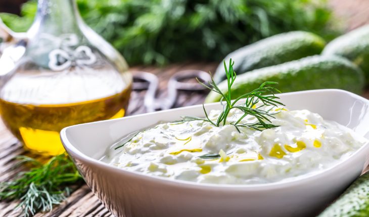 Sos Tzatziki – Rețeta originală și variante. Cum poți utiliza sosul tzatziki?