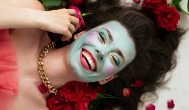 Machiaj editorial inspirat de artă modernă cu eyeliner în formă de val
