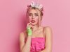 Barbiecore make-up: cum obții look-ul iconic fără kitsch