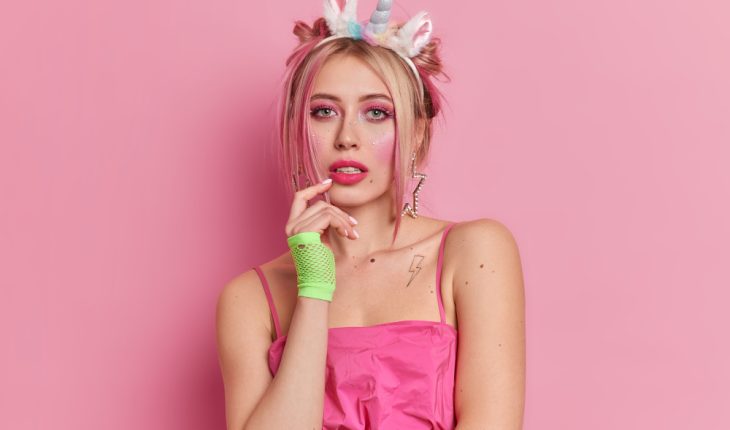 Barbiecore make-up: cum obții look-ul iconic fără kitsch