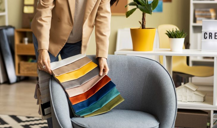 Cum să adaugi accente colorate prin mobilier mic