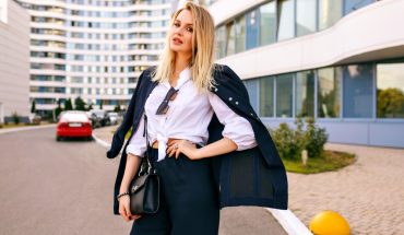 Idei de ținute pentru birou cu piese confortabile și la modă