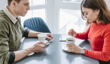 Cum să porți o conversație de tip „small talk” fără să fie penibil