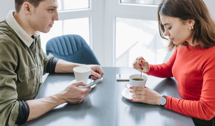 Cum să porți o conversație de tip „small talk” fără să fie penibil Cum să porți o conversație de tip „small talk” fără să fie penibil