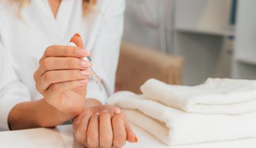 Cum îți menții cuticulele hidratate fără să mergi des la salon