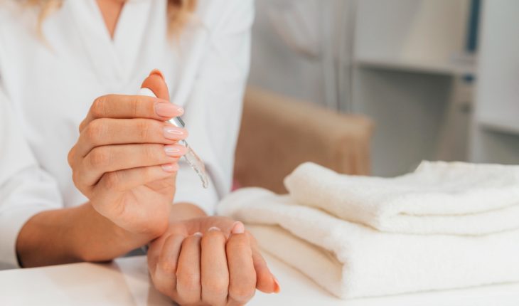 Cum îți menții cuticulele hidratate fără să mergi des la salon Cum îți menții cuticulele hidratate fără să mergi des la salon