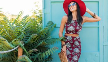 Idei de outfituri cu rochii fără mâneci pentru vară, birou și vacanță
