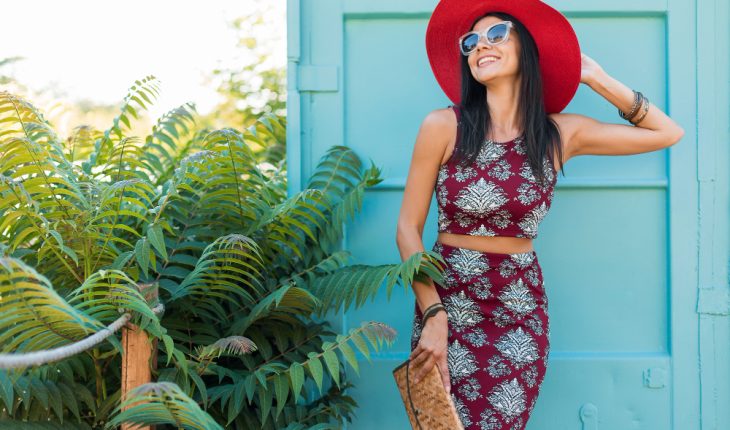 Idei de outfituri cu rochii fără mâneci pentru vară, birou și vacanță