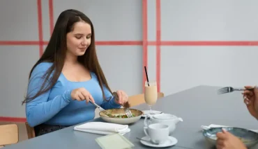 Cum să încetinești la masă fără să transformi fiecare prânz într-un ritual complicat