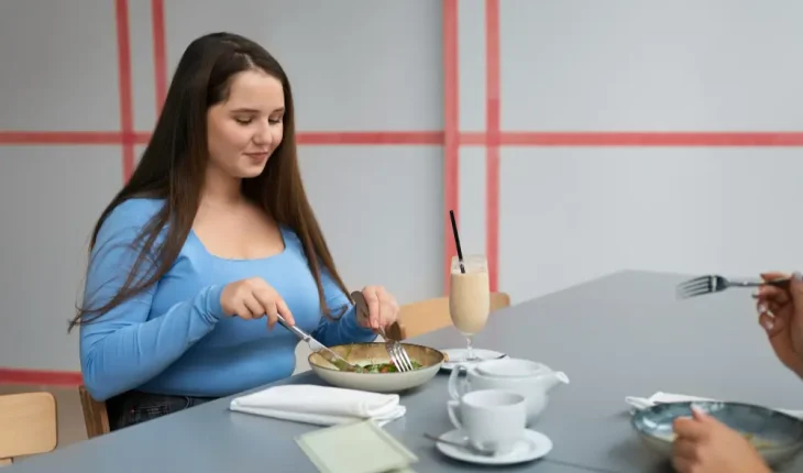 Cum să încetinești la masă fără să transformi fiecare prânz într-un ritual complicat