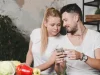 Cum să ai o relație mai sănătoasă cu telefonul fără un detox digital radical
