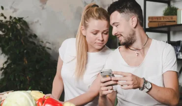 Cum să ai o relație mai sănătoasă cu telefonul fără un detox digital radical