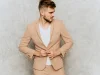 Cum să porți un blazer astfel încât să nu pară prea formal