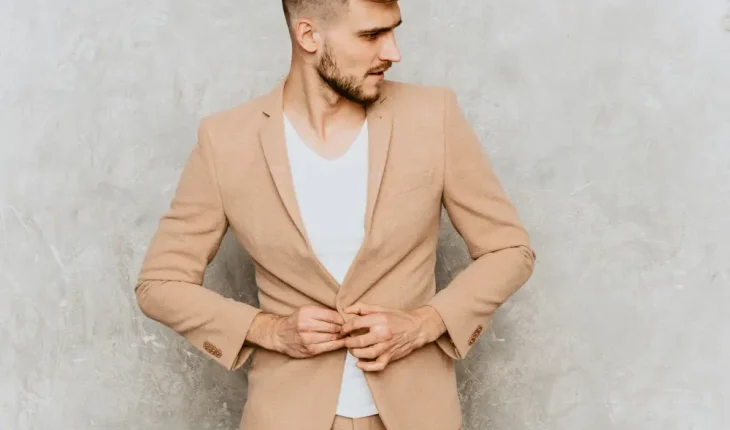 Cum să porți un blazer astfel încât să nu pară prea formal