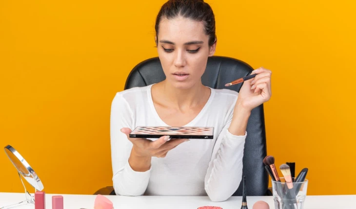 Cum să obții un look „no makeup” fără să folosești prea multe produse